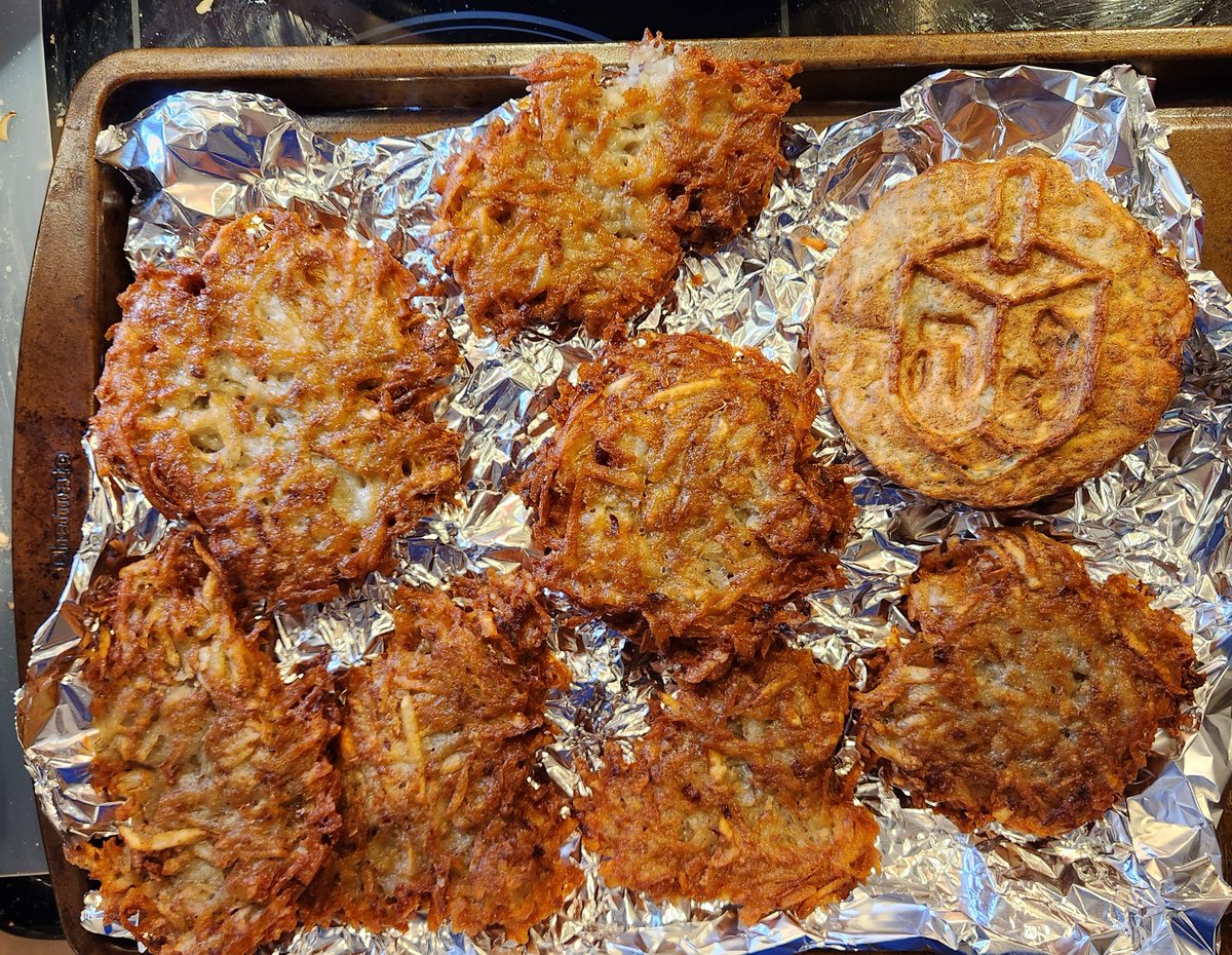 @mamalehs 
Thanks to your video my first attempt at latkes was a delicious success! Thank you! The one on the top right was cooked in a little waffle press. Next time in Cambridge we'll definitely come in to try your cooking.