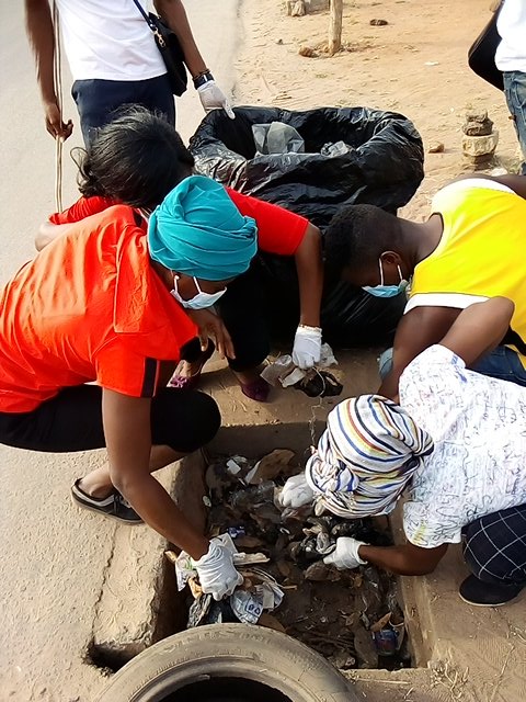 AGLTogo's tweet photo. Nous l'avions débuter ce matin avec une activité de salubrité suivi des sensibilisations bouche à oreille au centre ville de lomé. 
🥹Débouchons nos carnivo pour éviter les inondations.
#pollution #noelsansplastic #agricagreenladies
#villedelomé #villedurable https://t.co/NdyOIFtKym