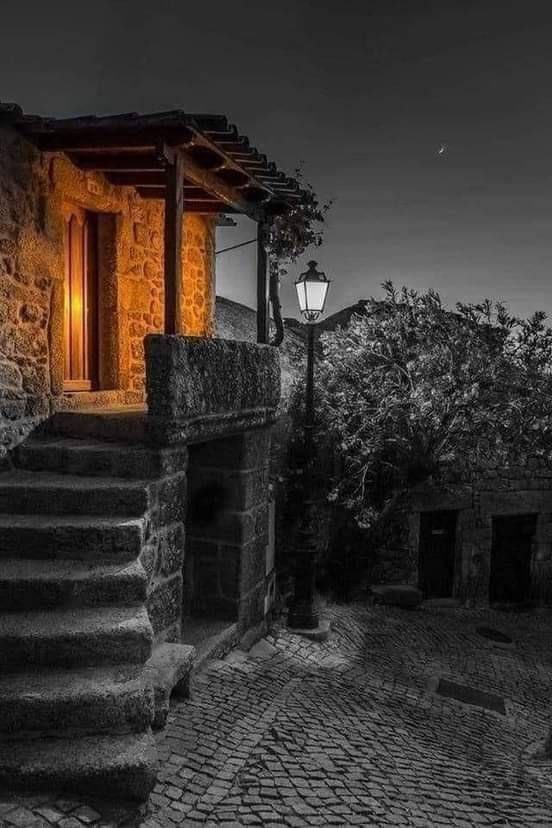 لا صار ساسك مبني على الطيب كثرة عواصف الزمن ما تضرك ... ♥️✨