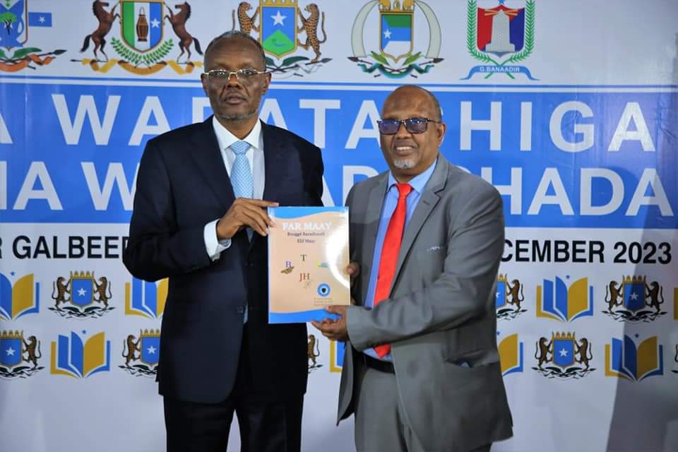 Madaxweynaha Dowladda Koonfur Galbeed Mudane Abdiaziz Hassan Mohamed Laftagareen ayaa Maanta Daahfurey Shirka Wadatashiga Arrimaha Waxbarashada Dalka.
Madaxweynaha ayaa daahfurka ka dib waxaa uu Wasiirka Waxbarashada iyo Gudoomiyaha Akadeemiyada ku wareejiyey Buugga Alif Maay