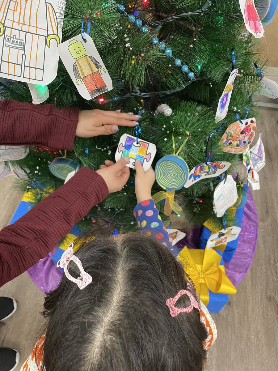 Realizar las esferas del árbol de Navidad da a luz usuarios el sentido de pertenencia , creatividad, e información, por ejemplo este año fueron de juguetes tradicionales!
