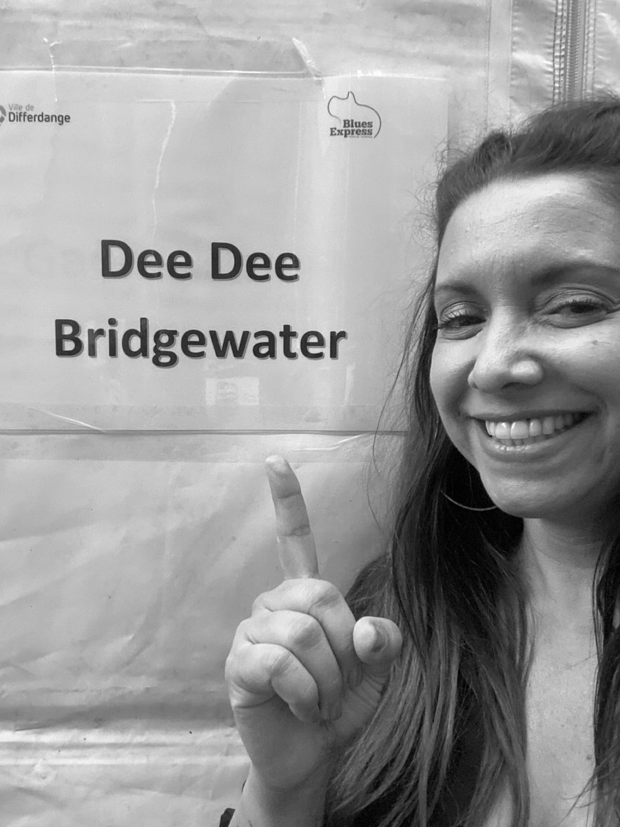 AlexLiberalli's tweet photo. Há dois anos atrás tive a sorte de conhecer pessoalmente , esta cantora incrível no Festival Blues Express em Luxemburgo, a Dee Dee Bridge Water estaria lá! Pesquisem ! É incrível! https://t.co/9H1ZEjVRSV