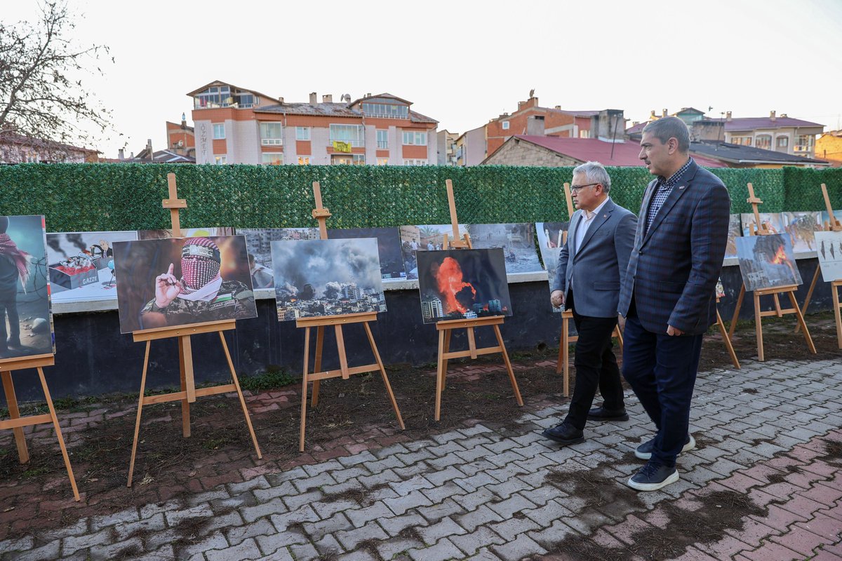 sivasvaliligi's tweet photo. Valimiz Sn. Yılmaz Şimşek, ‘Sivas Farabi Gençlik Merkezi’ni ziyaret etti.

Kursiyerler tarafından hazırlanan ‘Filistin Fotoğraf Sergisi’ni gezen Valimiz Şimşek, dene-yap atölyelerini ve kursları ziyaret etti.

📌Her yıl açılan atölyeleri ve sosyal faaliyetleriyle gençlerin ilgi odağı olan merkezin, 14 bine yakın üyesi bulunuyor. 

📌12 farklı atölyeden 1100’e yakın öğrenci yararlanıyor.