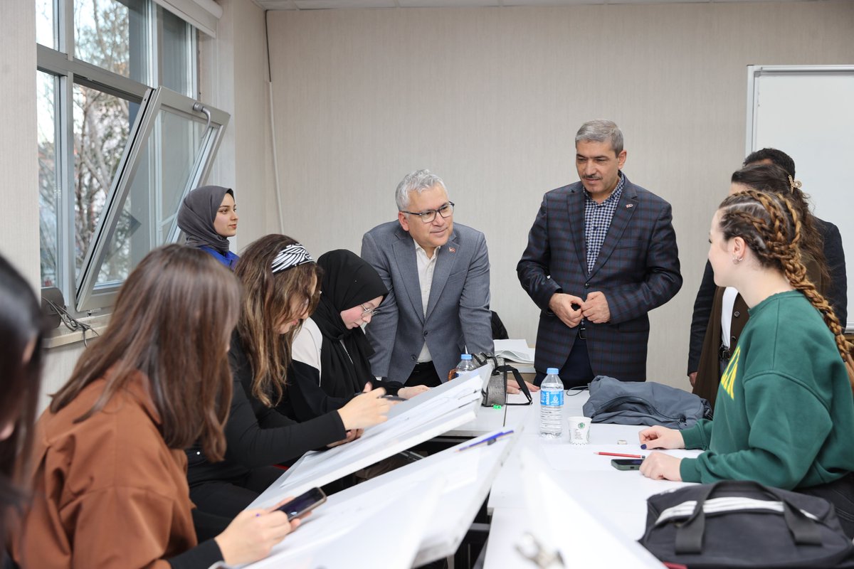 sivasvaliligi's tweet photo. Valimiz Sn. Yılmaz Şimşek, ‘Sivas Farabi Gençlik Merkezi’ni ziyaret etti.

Kursiyerler tarafından hazırlanan ‘Filistin Fotoğraf Sergisi’ni gezen Valimiz Şimşek, dene-yap atölyelerini ve kursları ziyaret etti.

📌Her yıl açılan atölyeleri ve sosyal faaliyetleriyle gençlerin ilgi odağı olan merkezin, 14 bine yakın üyesi bulunuyor. 

📌12 farklı atölyeden 1100’e yakın öğrenci yararlanıyor.