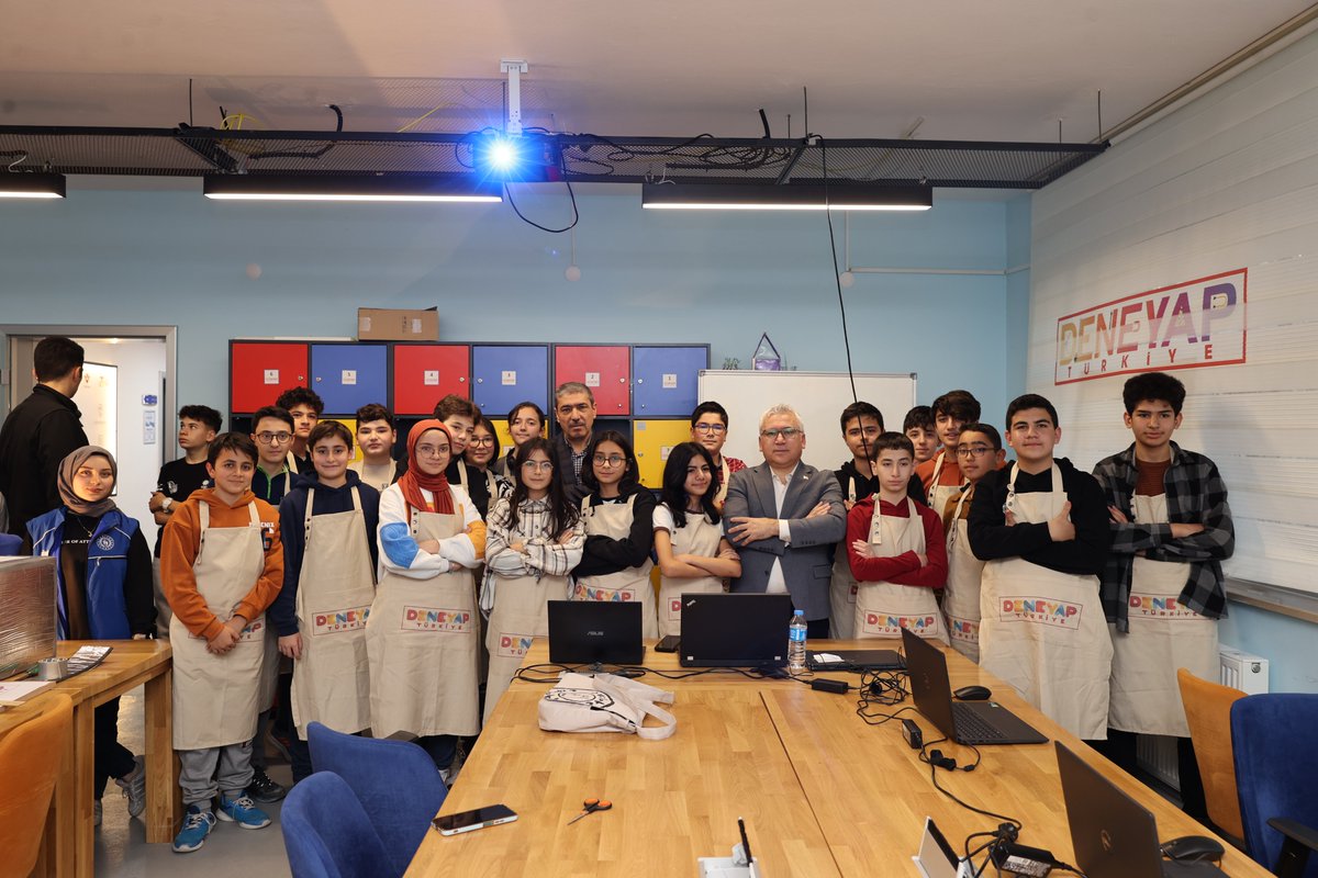 sivasvaliligi's tweet photo. Valimiz Sn. Yılmaz Şimşek, ‘Sivas Farabi Gençlik Merkezi’ni ziyaret etti.

Kursiyerler tarafından hazırlanan ‘Filistin Fotoğraf Sergisi’ni gezen Valimiz Şimşek, dene-yap atölyelerini ve kursları ziyaret etti.

📌Her yıl açılan atölyeleri ve sosyal faaliyetleriyle gençlerin ilgi odağı olan merkezin, 14 bine yakın üyesi bulunuyor. 

📌12 farklı atölyeden 1100’e yakın öğrenci yararlanıyor.