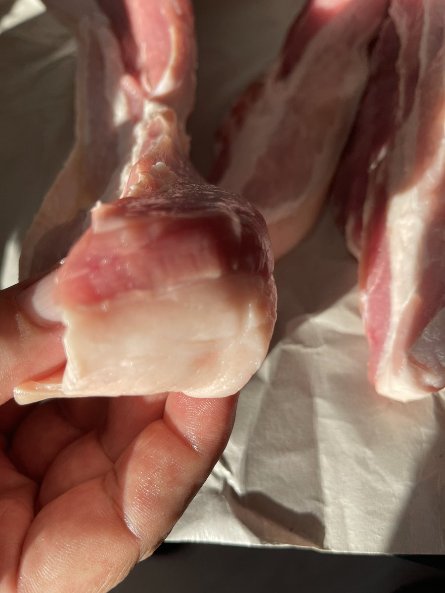 Pigeonlv's tweet photo. @CarrefourES comprar panceta, pedirla fina y que el llegues a casa y veas esto, es pagar para tirar a la basura. Esto no se puede comer. https://t.co/WkwvChuDvN
