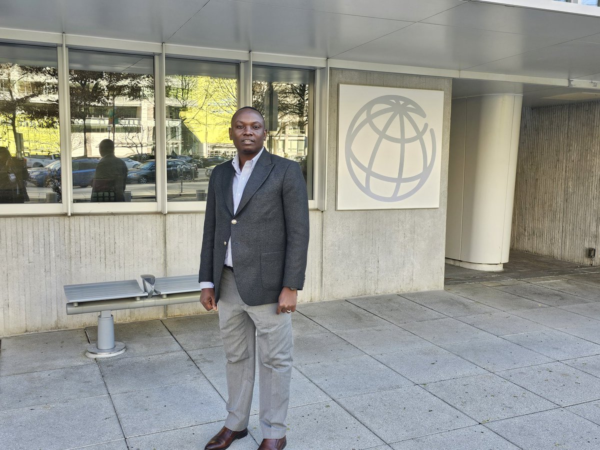 RichardKabanda2's tweet photo. After technical discussions with colleagues from @UNICEF @USAID @AfricaCDC et all in πΊπΈ on Strengthening #CommunityHealthSystems, we visited Capitol-Hill, tye white house & other historic sites in Washington DC. https://t.co/UcDIMcBabl