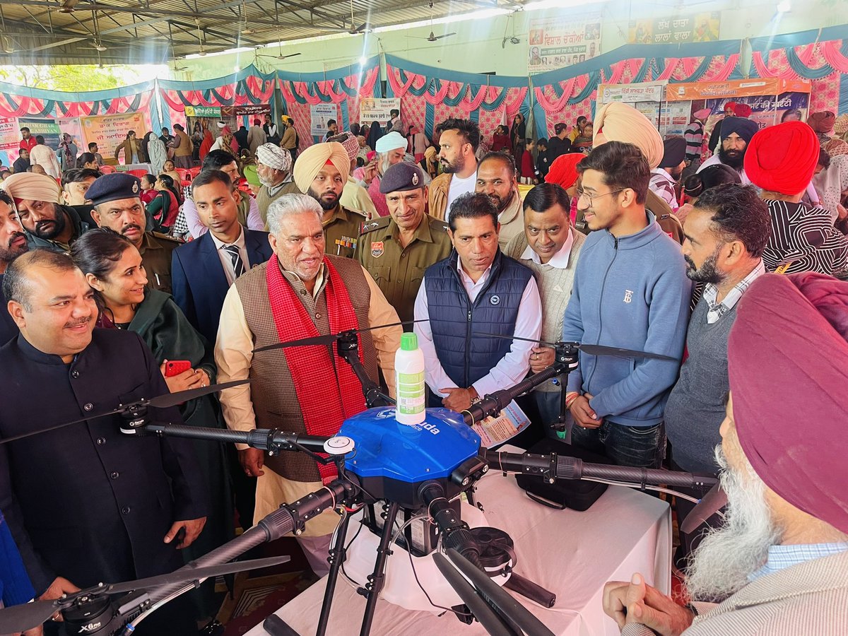 DaamanB's tweet photo. केंद्र सरकार आपके द्वार, 
#ViksitBharatSankalpYatra 
की #ModiKiGuarantee वाली गाड़ी 
आज सुनाम विधान सभा के गाँव खुर्राना  (लोक सभा संगरूर,पंजाब )में लगाया गया । 
इस कैम्प में विशेष रूप से  भाजपा के राज्य सभा सांसद श्रीकृष्ण कुमार पवार जी पहुँचे,  
प्रशासन के साथ साथ मेरी टीम भी वहाँ मौजूद रही, जिन्होंने मौके पर लाभार्थियों के फार्म भर उन्हें केंद्र सरकार की भिन्न भिन्न योजनाओं से जोड़ा और लाभ दिया॥ 
प्रधान मंत्री उज्ज्वला योजना के द्वारा लाभार्थियों को फ़्री गैस कनेक्शन भी बाँटे गए ॥

@BJP4India @BJPPunjab @narendramodi @AmitShahOffice @JPNadda @blsanthosh @gssjodhpur @mansukhmandviya @sunilkjakhar @vijayrupanibjp @manthriji