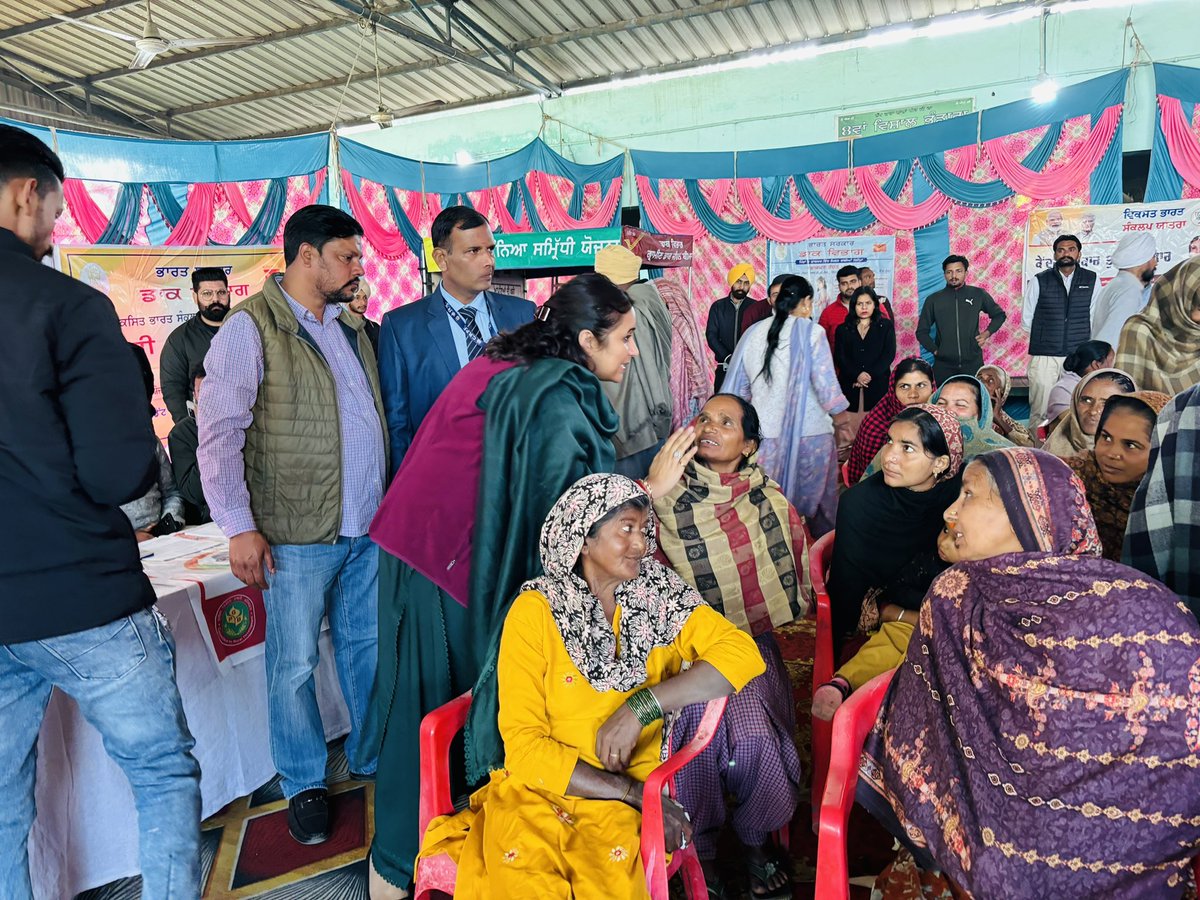 DaamanB's tweet photo. केंद्र सरकार आपके द्वार, 
#ViksitBharatSankalpYatra 
की #ModiKiGuarantee वाली गाड़ी 
आज सुनाम विधान सभा के गाँव खुर्राना  (लोक सभा संगरूर,पंजाब )में लगाया गया । 
इस कैम्प में विशेष रूप से  भाजपा के राज्य सभा सांसद श्रीकृष्ण कुमार पवार जी पहुँचे,  
प्रशासन के साथ साथ मेरी टीम भी वहाँ मौजूद रही, जिन्होंने मौके पर लाभार्थियों के फार्म भर उन्हें केंद्र सरकार की भिन्न भिन्न योजनाओं से जोड़ा और लाभ दिया॥ 
प्रधान मंत्री उज्ज्वला योजना के द्वारा लाभार्थियों को फ़्री गैस कनेक्शन भी बाँटे गए ॥

@BJP4India @BJPPunjab @narendramodi @AmitShahOffice @JPNadda @blsanthosh @gssjodhpur @mansukhmandviya @sunilkjakhar @vijayrupanibjp @manthriji