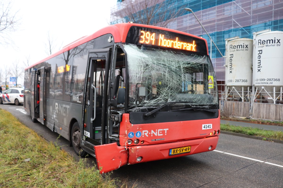 martindamen58's tweet photo. Weer #aanrijding met #lijnbus 394 #EBS op vrijebusbaan op Klaprozenweg in #Amsterdam noord. Het ongeval met een #personenauto vond om 13.37 uur plaats thv Hulstweg. De best van een Peugeot draaide naar links over #busbaan bij een voetgangersoversteekplaats. 2x gew p amb naar zkh https://t.co/6Zjm2kuTiX
