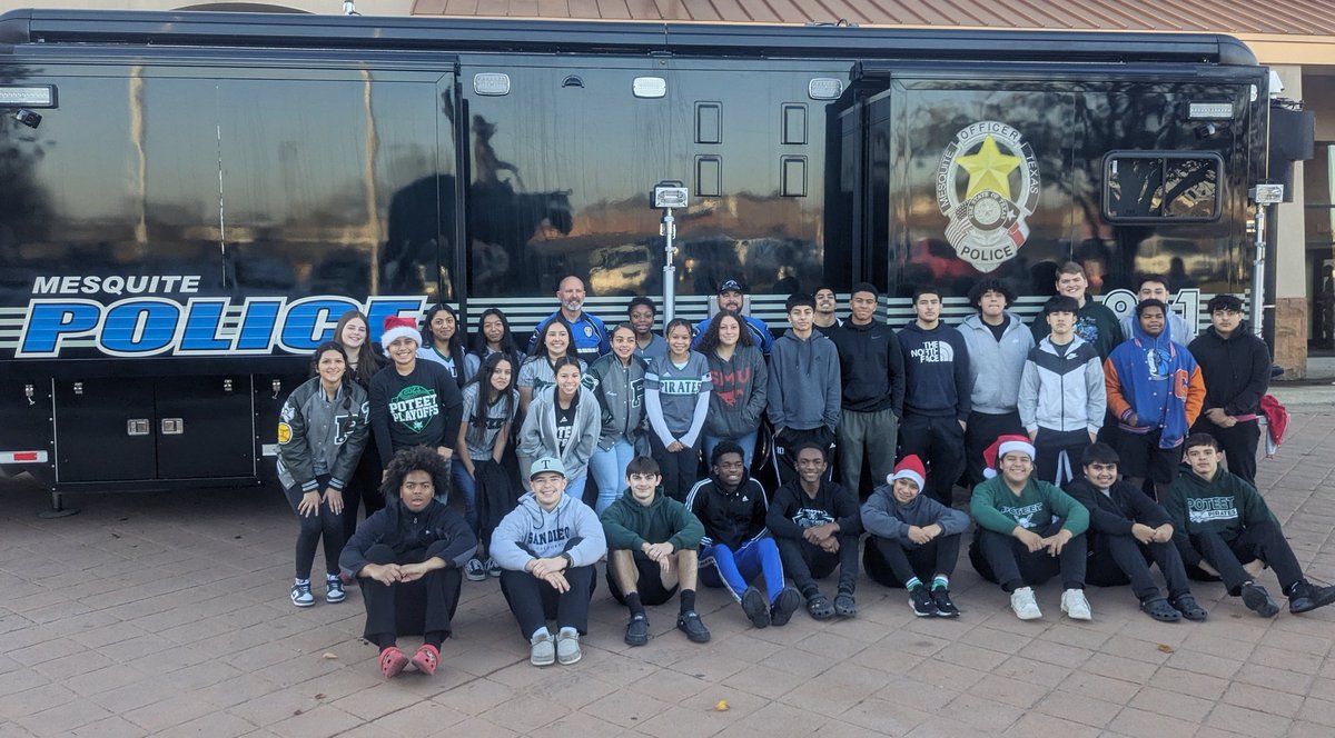 @PoteetRecruits &amp; <a href="/PoteetSoftball/">Poteet Softball</a> were up bright &amp; early at 7am to help <a href="/MesquitePD_TX/">Mesquite Police Department - Texas</a> Santa Cop make a difference in over 1300 children's lives this holiday season‼️
#DifferenceMakers
#ThisIsPoteet
<a href="/RalphHPoteetHS/">Dr. Ralph H. Poteet High School</a>