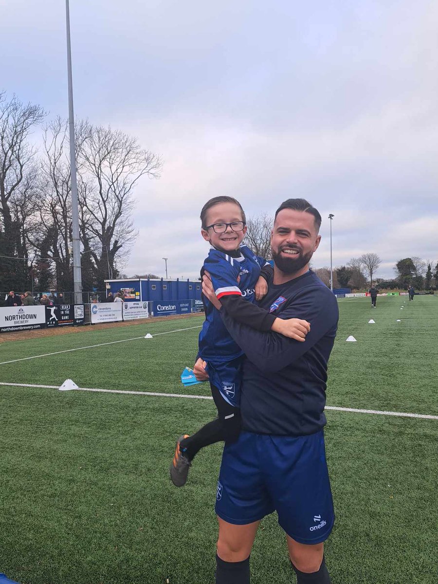Ollie made his favourite player a Christmas card at the Margate fc families day, Called him over, gave him the card and got a great picture! Thanks <a href="/BenGreenhalgh/">Ben Greenhalgh</a> <a href="/margate_fc/">Margate FC</a> <a href="/Margate_YouthFC/">Margate Youth FC</a>
