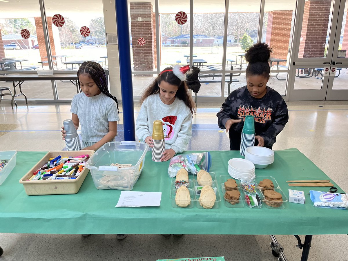 Gabe2687's tweet photo. College Park SCA knows how to throw a holiday party. What a great group of officers and representatives. Wishing you a happy holiday from CPES SCA🎄@DrManigo @sarapmendez1 @CPES4LIFE @VBTitleI @vbschools @JnetVA https://t.co/B1ne4Ea01Q