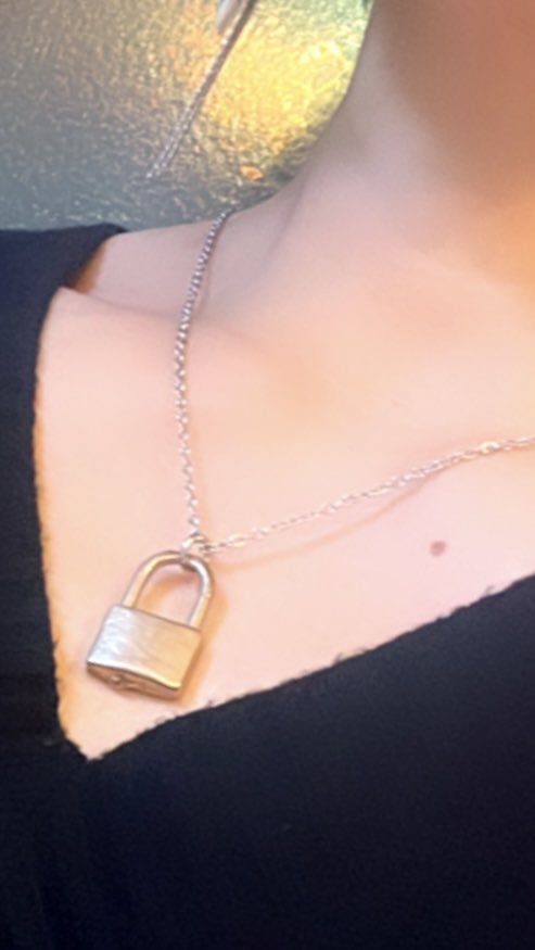 emneebevahdluoc's tweet photo. I’m locked on 🔒❤️🔥
うううううう嬉しいっ😭✨
1st drop から2年半🥹
ようやくcheekyさんが来た!
昨日「あぁぁ💘」って
嬉しくてくずれました
一晩ずっと眺めて
今日はずっとつけてみた✨
I
Did all I could
So kiss this one more time,
‘cause I’m gone for good
#cheeky_raccoon_ #GethStruts https://t.co/x6fxBH8Gib