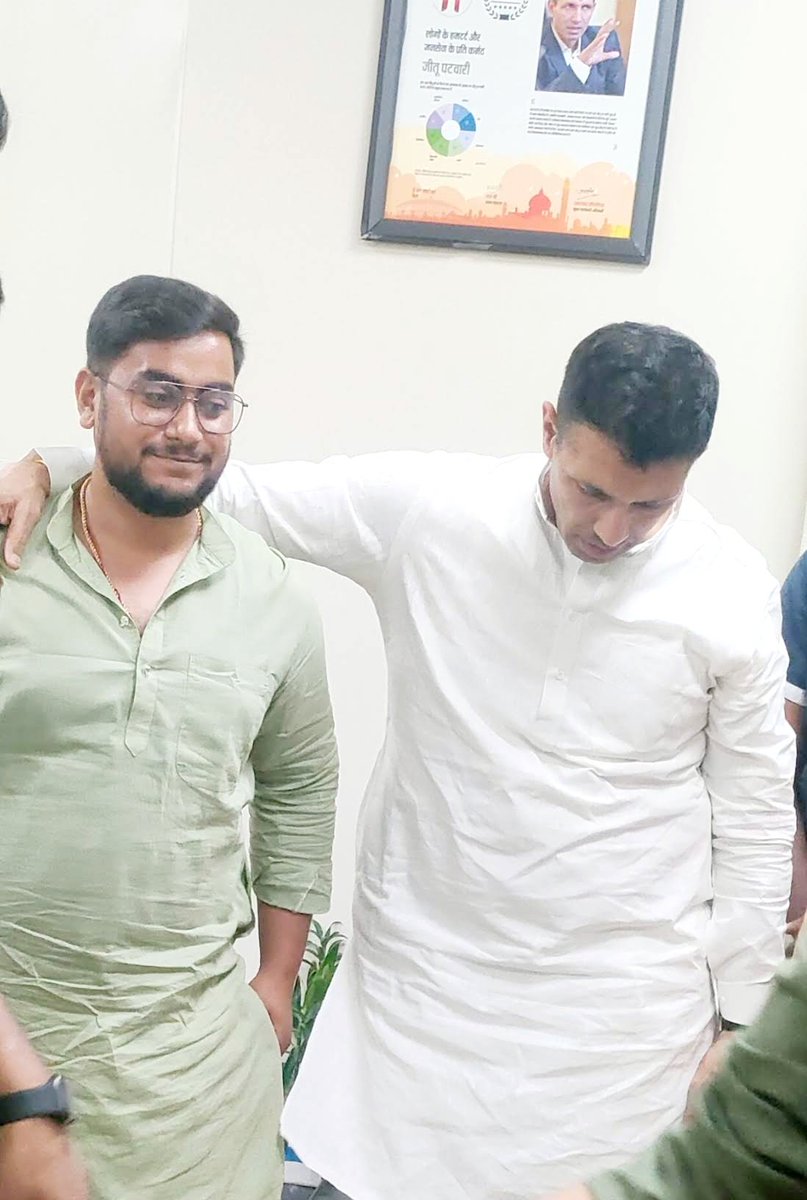 Vivek_Pandey22's tweet photo. बहुत बहुत बधाई भैया, आपका नेतृत्व हम युवाओं में फिर से नई ऊर्जा भरने का कार्य करेगा। शीर्ष नेतृत्व का दिल से आभार।
@jitupatwari  @KunalChoudhary_ @INCIndia @IYC https://t.co/lP0G3bFsUy