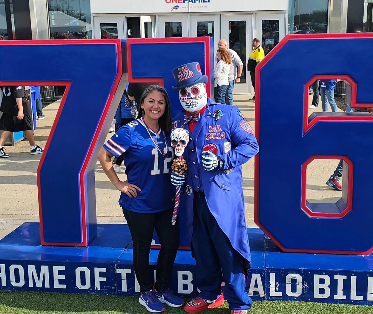 Billslover247's tweet photo. @BillsHelmetBar Go Bills! Cali girl in Buffalo 9/17/2023 ❤️🤍💙🏈 https://t.co/dDdXtj1ASO