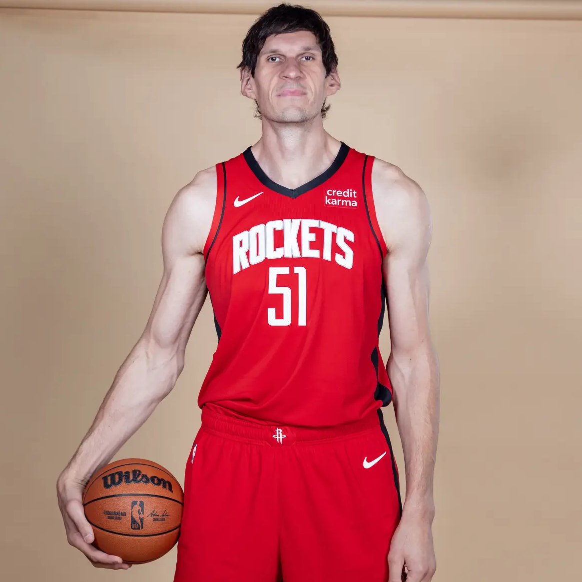 CHOQUEI on X: 🚨VEJA: Homem com mão gigante viraliza e faz cartas de  baralho parecerem miniaturas. Boban Marjanovic tem 2,24m de altura e é um  dos jogadores de basquete mais alto da