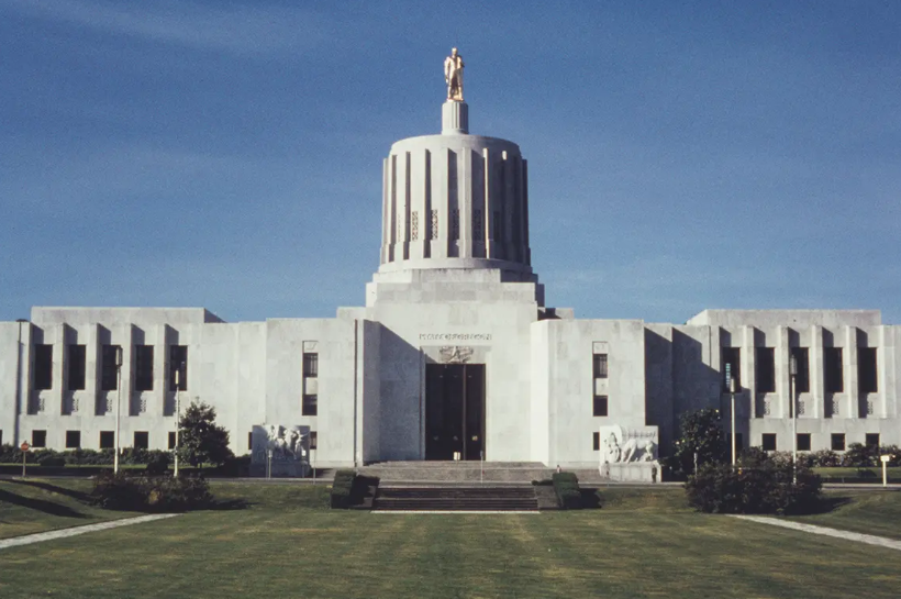 Oregon Supreme Court Hears Arguments Over Walkout-Related Election Ban Republican state senators who boycotted this year’s legislative session argued that they should not immediately be barred from reelection. 👉theepochtimes.com/us/oregon-supr…