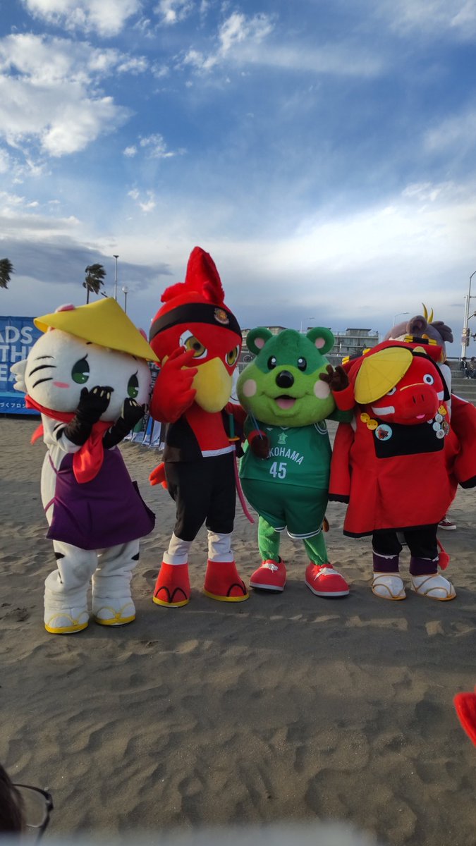 038takaaru15's tweet photo. 初めましてのピックくん！
Bリーグマスコットちゃんで、会えたのあなたが初めてだよ😆
べえさん、若殿とごあいさつ😌
#45pick https://t.co/TmrNrWKuoq