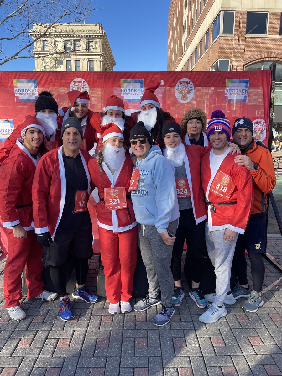 Sarlo family out early for The Hoboken 5k Jingle to support the Hoboken Business Alliance. ⁦@CityofHoboken⁩ ⁦@HobokenPD⁩