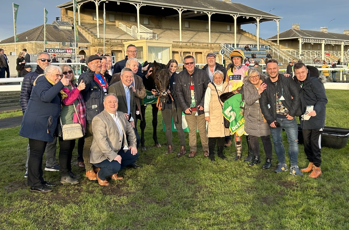 Glory and Honour wins at Doncaster Racecourse 
For Ursa Ellerby and Partners 
Lots of Battenburgs there to enjoy a great Saturday! 
#winner
#TeamEngland