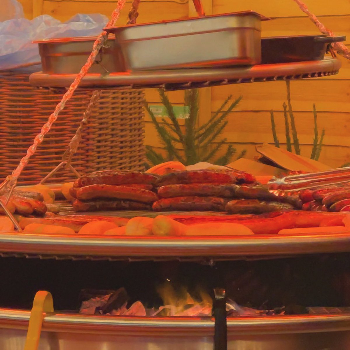 Sizzling bratwurst at the Trafalgar Square Christmas market - a taste of holiday joy! 🌭🎄 #HolidayEats #BratwurstDelight