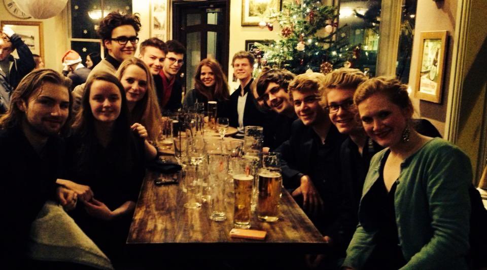 We can’t believe today is our 10th birthday 🎉 here’s a throwback to our first post-concert drink back in 2013 🥳 We’ve come a long way since then & look forward to celebrating with you @KingsPlace on 20 Dec & @hospitalofstx on 22 Dec 🤩 #TheWaitingSky sansarachoir.com/events