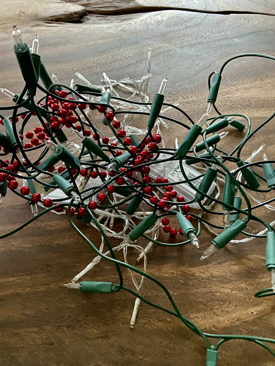 vorigelevens's tweet image. Ik haat dit! #kerstversiering die in de knoop zit #zucht #kerstmis 🎄
