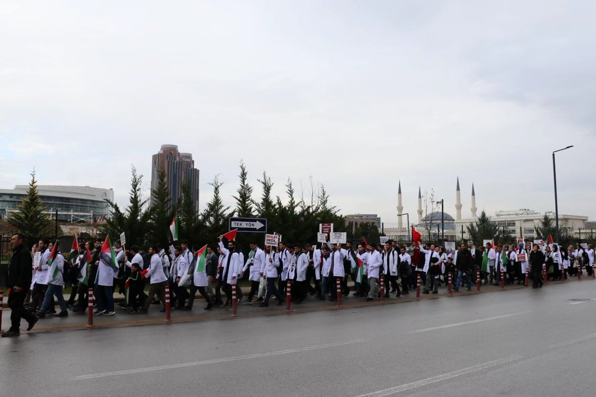 Ahmet Hamdi Akseki Camii'nden Bilkent Şehir Hastanesi Erişkin Acil Servise olan yürüyüşümüz basın açıklaması ve duamız sonrası sona erdi. Türkiye'de 36, dünyanın farklı ülkelerinde 26; toplam 62 şehirde eş zamanlı olan yürüyüşümüze katılan herkese teşekkür ediyoruz.