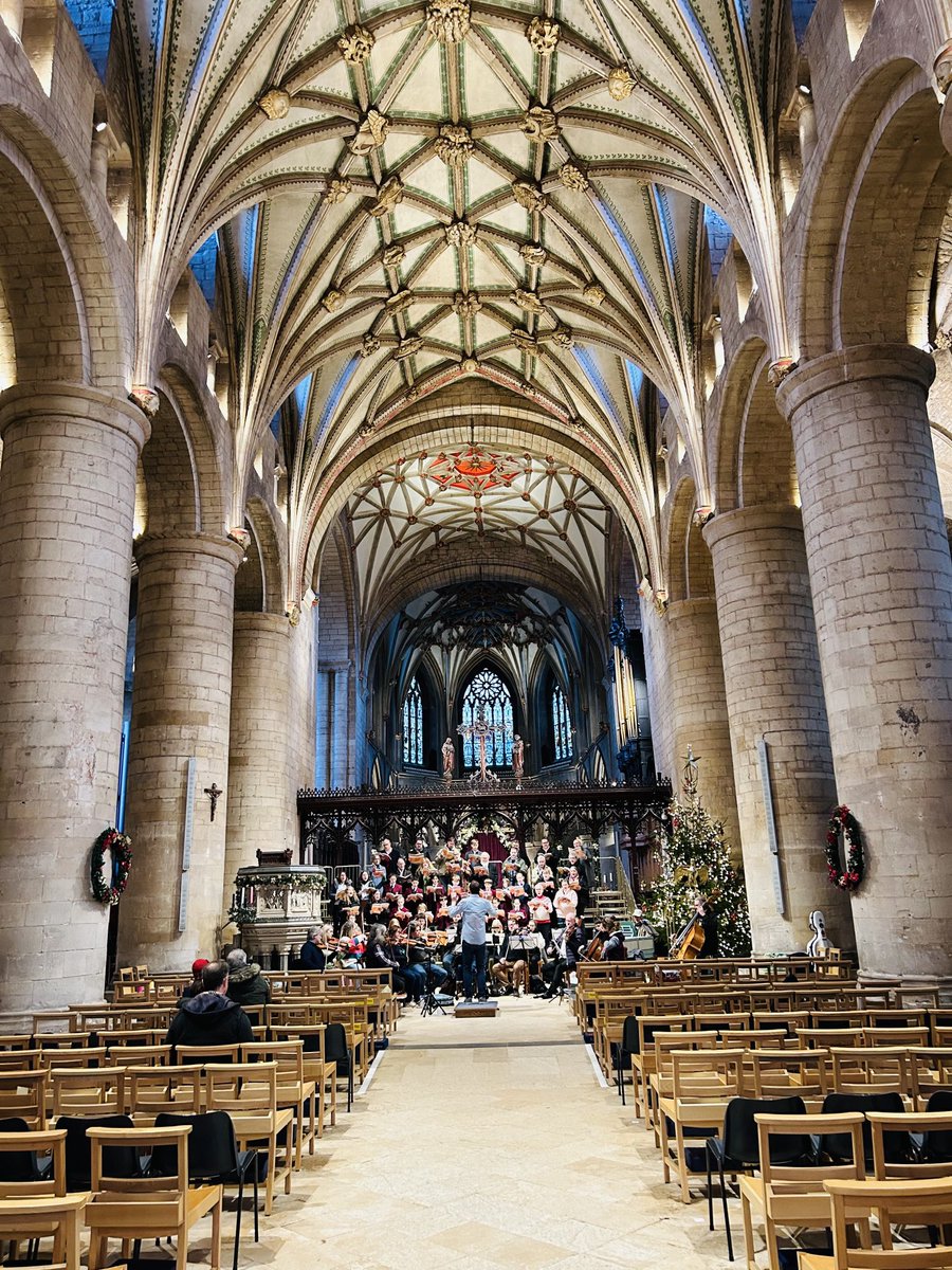Fantastic to be back in what must surely be one of the UK’s most beautiful buildings, Tewkesbury Abbey for tonight’s #Messiah with @TASchola ⁦@BristolEnsemble ⁦@NathanValeTenor⁩ ⁦@bensawyermusic⁩ Malachy Frame - all sounding heavenly. Long johns at the ready!