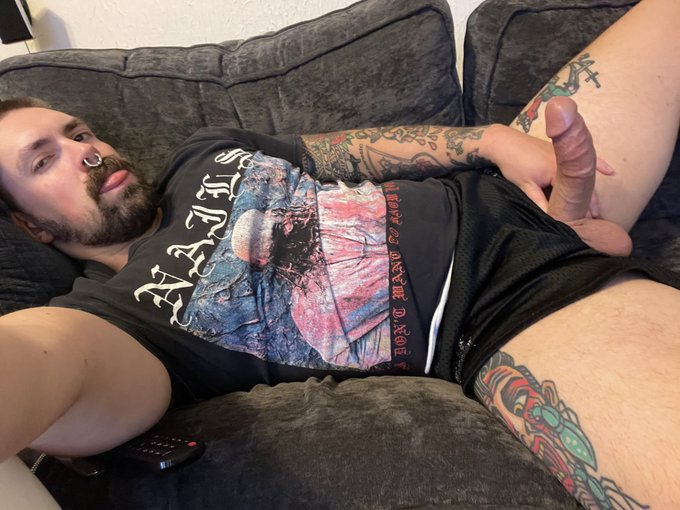 Who&rsquo;s gonna ride dad&rsquo;s fat hog this morning. https://t.co/zPFaJ3zFky