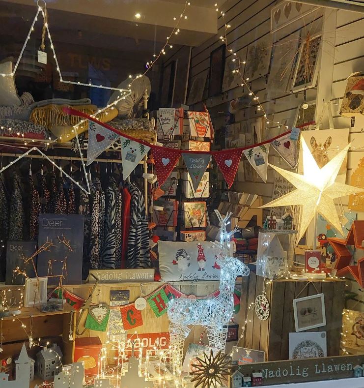 Cofiwch cefnogi ein busnes lleol gwych wrth i chi siopa am y Nadolig Don/'t forget to support our wonderful local business while you shop for Christmas #lovelivelocal