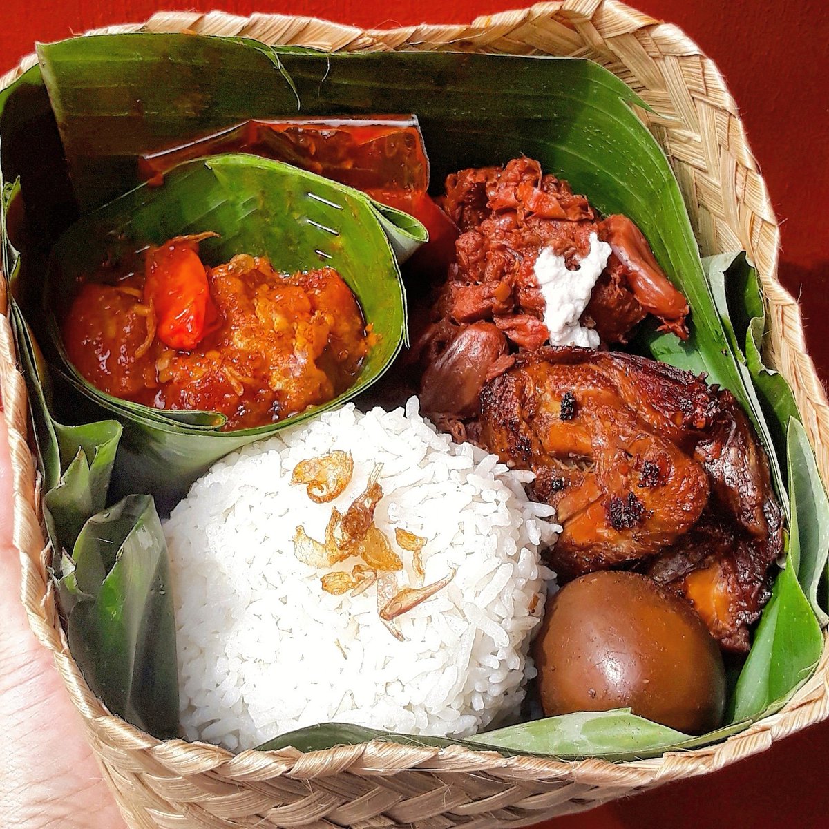 shabrina_tasya's tweet image. Mama harusnya besok dpt pesenan nasi gudeg besek 50 pcs dari resellernya.

Udh dimasakin &amp;amp; disiapin semua, terus tiba2 malem ini cancel gt aja. Customernya pun ga bisa dihubungin.

In case ada tmn2 area Jakarta yg butuh katering dadakan, let me know ya! Segini 40rb aja🫶