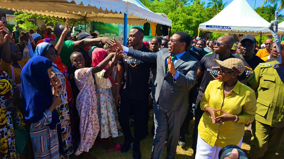 mwigulunchemba1's tweet photo. Leo nilipata fursa ya kumwakilisha Waziri Mkuu wa Jamhuri ya Muungano wa Tanzania, Mhe. @KassimMajaliwa_ ,  katika hafla ya kupokea na kukabidhi vifaa kwa ajili ya makundi mbalimbali, vilivyotolewa na wadau kupitia uongozi wa Wilaya ya Kigamboni kwa ajili ya makundi ya wanawake, wazee, vijana pamoja na watu wenye mahitaji maalum.

Wakati hafla hiyo ikiendelea nilipokea simu ya Rais wa Jamhuri ya Muungano wa Tanzania, Mhe. Dkt. @SuluhuSamia , akawasalimia na kuzungumza na Wakazi wa Kigamboni, ambapo Mhe. Rais ameipongeza Serikali ya Wilaya ya Kigamboni chini ya Mkuu wa Wilaya, Bi. @halimabulembo , kwa kutoa majiko ya gesi kwa Mama na Baba Lishe zaidi ya 500 ili wayatumie kupikia kwa kutumia nishati safi, kugawa kadi za Bima kwa baadhi ya Wazee wa Kigamboni, Makoti ya Kujilinda kwa Madereva Bodaboda (Reflectors), kujenga vibanda vya kujikinga mvua na jua kwa waendesha bodaboda pamoja na Vifaa Tiba vya Kujifungulia kwa akina Mama Wajawazito.

Kipekee nampongeza sana Mhe DC Bulembo kwa ubunifu, uchapakazi na moyo wa kusaidia wenye uhitaji hakika huu ndio uongozi sahihi, hongereni watumishi wote wa Manispaa ya Kigamboni kwa kazi hii nzuri.
