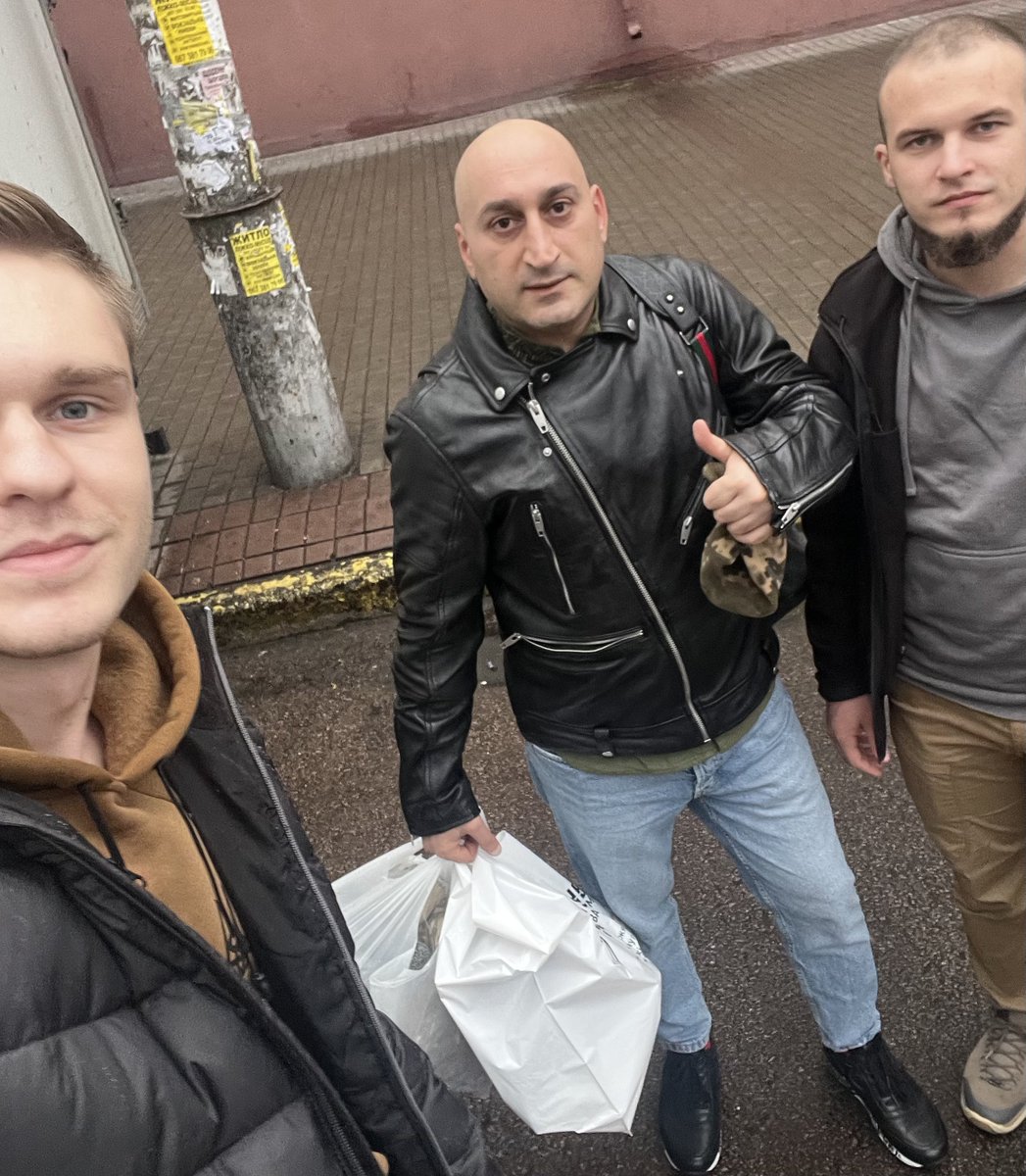 ne_kot_a_kit's tweet photo. A few months ago we helped with the purchase of a uniform for @TateosanA ; many military personnel have a necessary need for jackets, combat boots, and thermal underwear🥶

Volunteer soldiers usually buy their own clothing, and what is issued at the military unit is rarely the right size and good quality