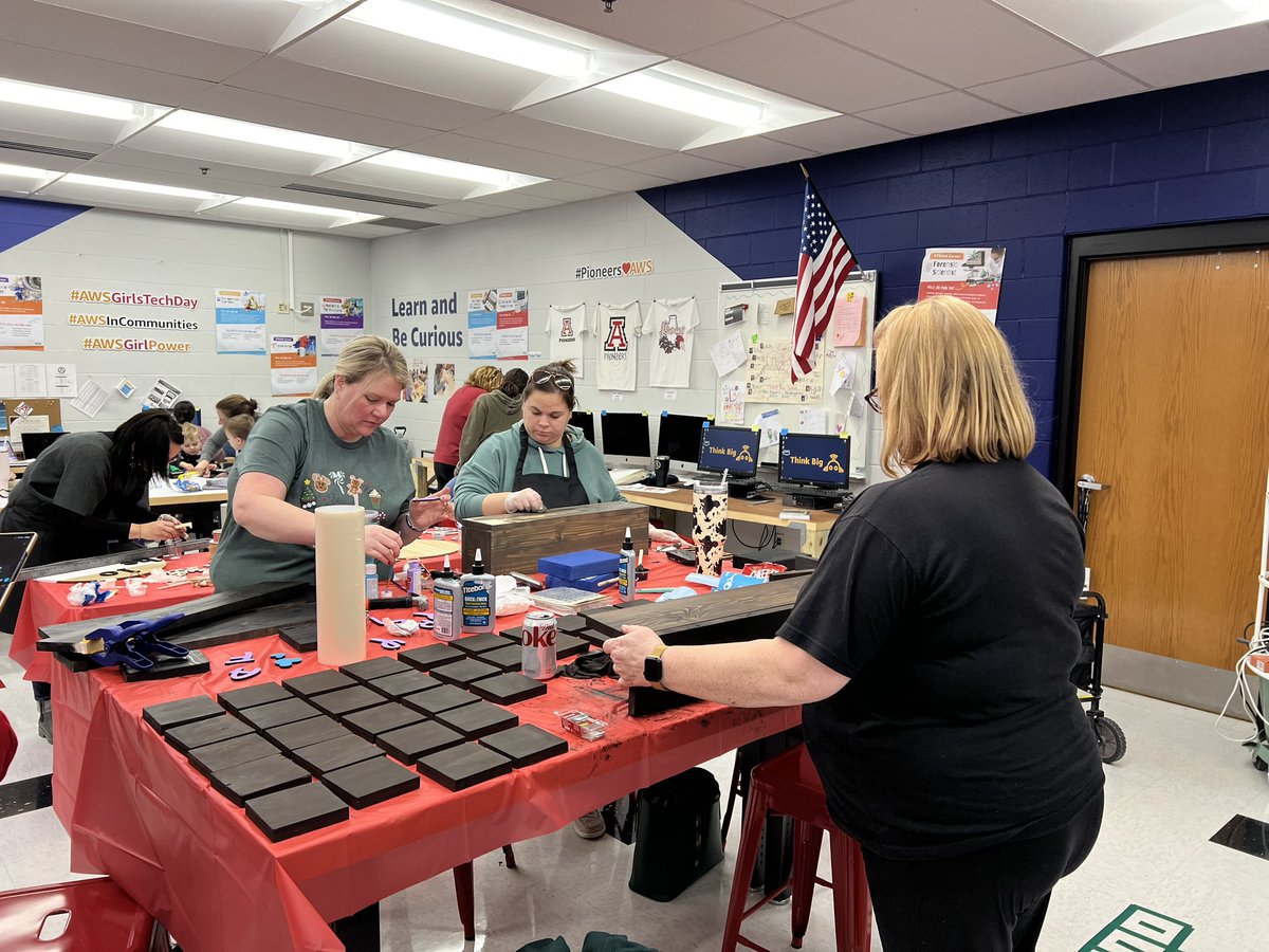mrsemilybyers's tweet image. Last DIY night of 2023 at our #AWSThinkBiGSpace was a success! 40 participants made 60 different projects. Time to get ready for 2024! @AlderSchools #ElevateAlder #AWSInCommunities
