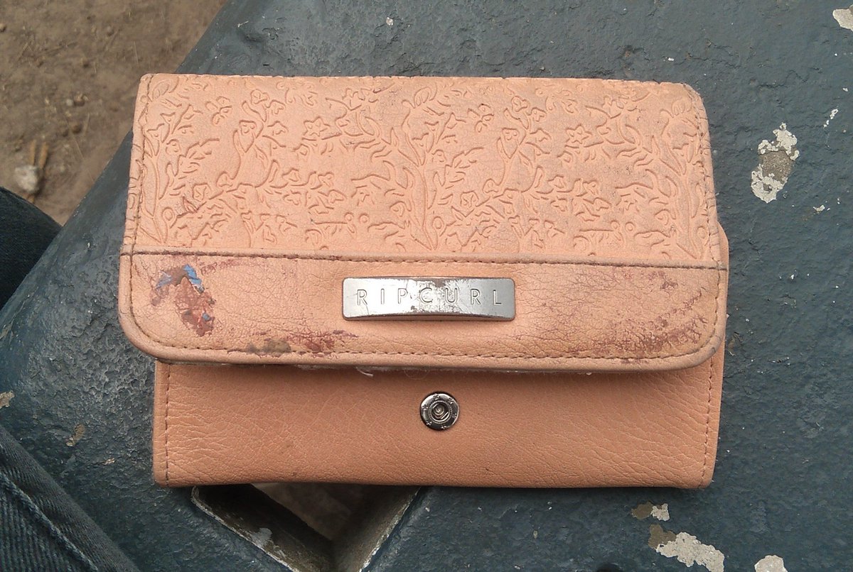 AbrilSigmann's tweet photo. hola, ayer en el Velez de airbag encontré esta billetera. Tiene documentos importantes y quiero devolverla!!! 
es de una chica que se llama Sofía Celiberti Dengler.  Si dan rt para que le pueda llegar seria un golazo https://t.co/dWxdypuAs3