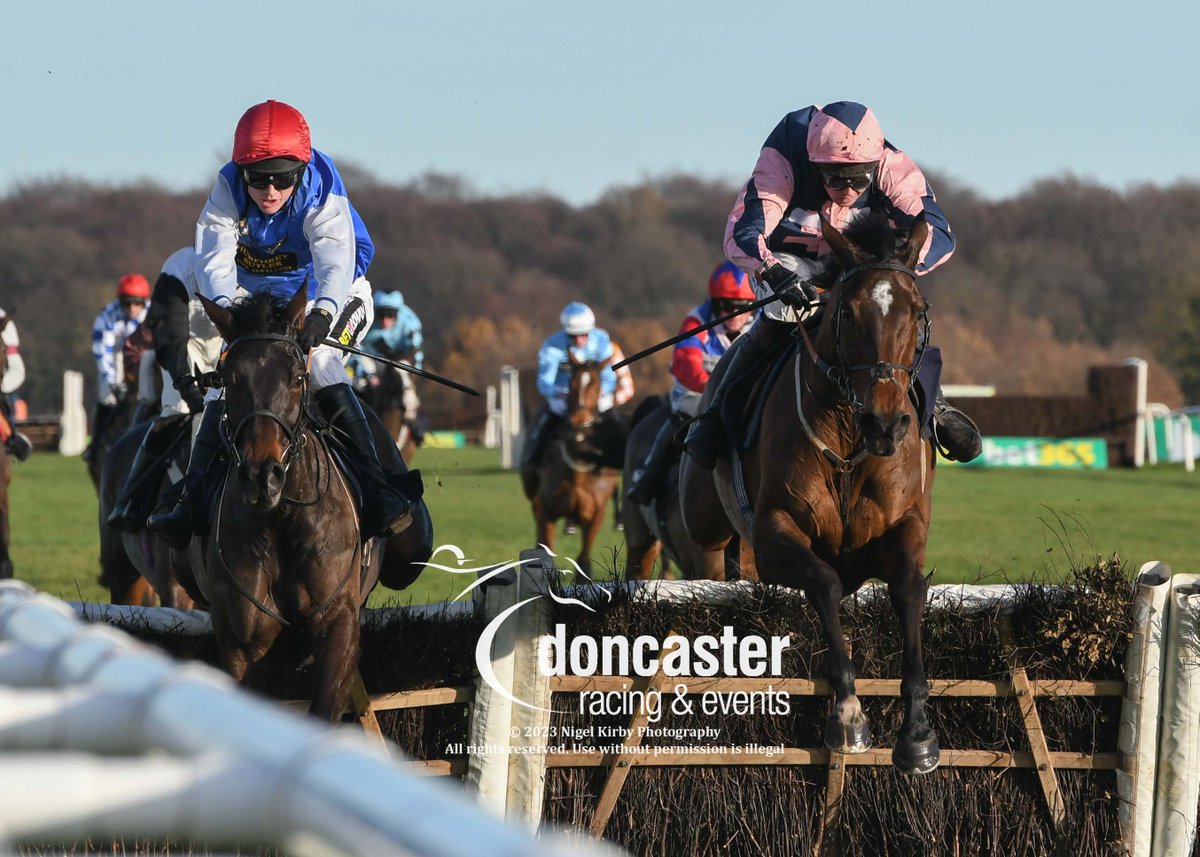 RACE 3 RESULT - Each Way Extra At @bet365 Mares' Handicap Hurdle 🥇 Phillapa Sue Jockey: @kielanwoods Trainer: @kandm_racing Owner: Adams, Graham & McPherson 📸 @nigekirby #DoncasterRaces | #ChampionOccasions | #DONCTC