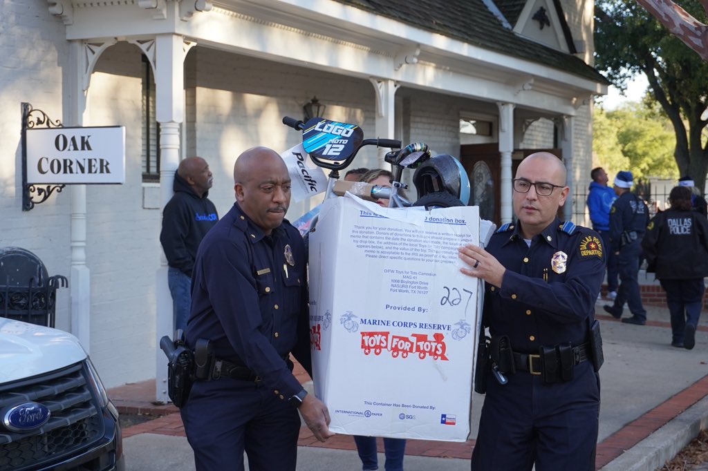 🎅 Santa Cops are comin’ to town! Our employees are delivering gifts to 1,000 children in our city. #DallasPD | @SantaCops