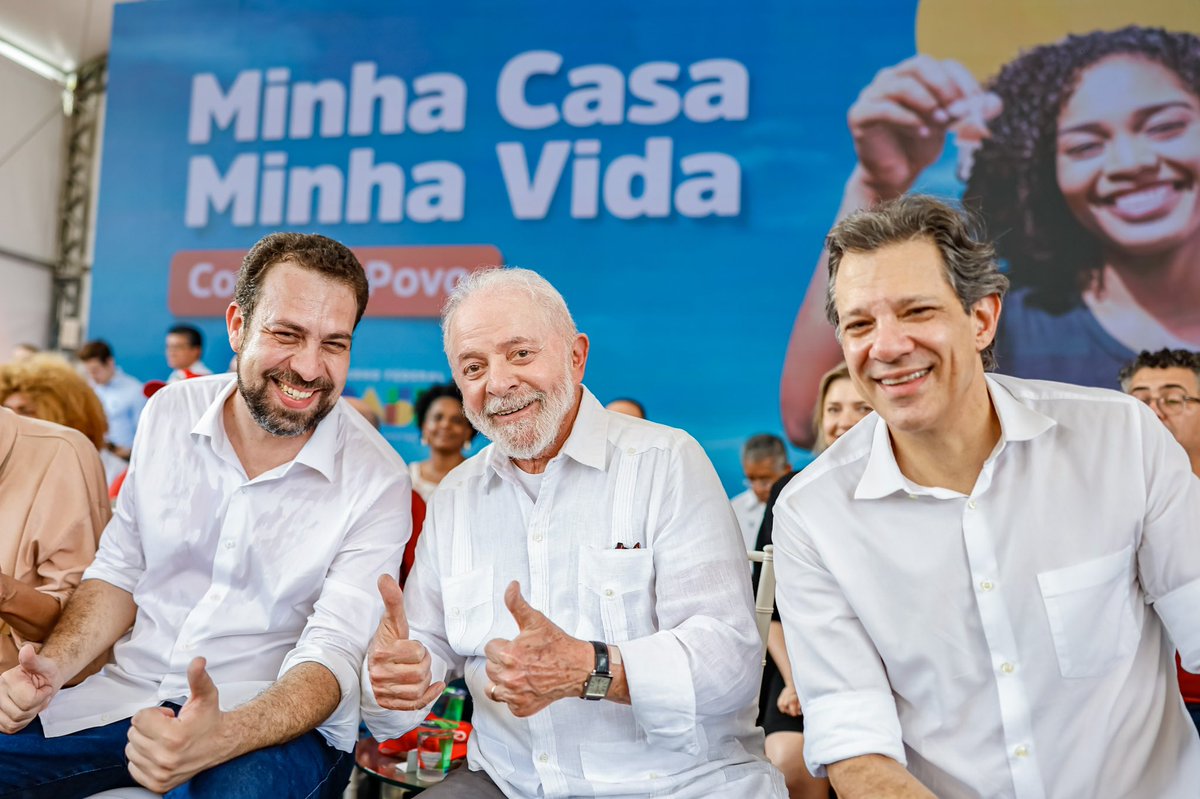 LulaOficial's tweet photo. Assinamos o contrato para o início das obras do Minha Casa, Minha Vida em Itaquera, na Copa do Povo. Em 2023, já foram 12,3 mil unidades entregues, beneficiando quase 50 mil pessoas. O Minha Casa Minha Vida voltou ainda melhor. Com varanda e biblioteca para as famílias beneficiadas. E até 2026, entregaremos mais dois milhões de novas moradias. O trabalho continua. 

📸 @ricardostuckert