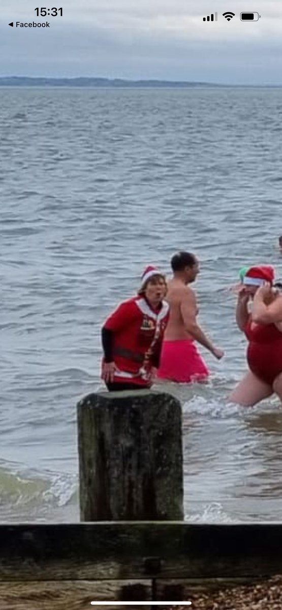 Great ‘fun’ 🥶 doing the Mayor’s Charity Dip this afternoon. @Anna_Firth, @southendmace1 and @HelenBo69794513 braved it. Not the best day of the year for full
immersion in a 10°C sea!