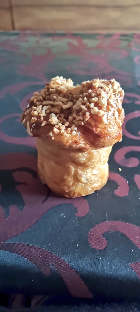 MiquelASanchezM's tweet image. Esto es un #Torronet una maravilla de masa de crusan y rellena de crema de turron creada por la pasteleróa #Escribà para endulzarte en estas #Navidades y durante todo el año. ¡Buenísimo!