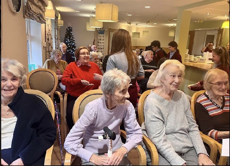 whitchurchprm's tweet image. Glee Club members were delighted to be able to return to Heol Don for a second time to perform for the residents. The Year 5/6 group sang four songs from next week’s Christmas Concert. 
We hope the residents liked their Christmas cards and mince pies! 🎄🎅🎄 #WPSExpressiveArts