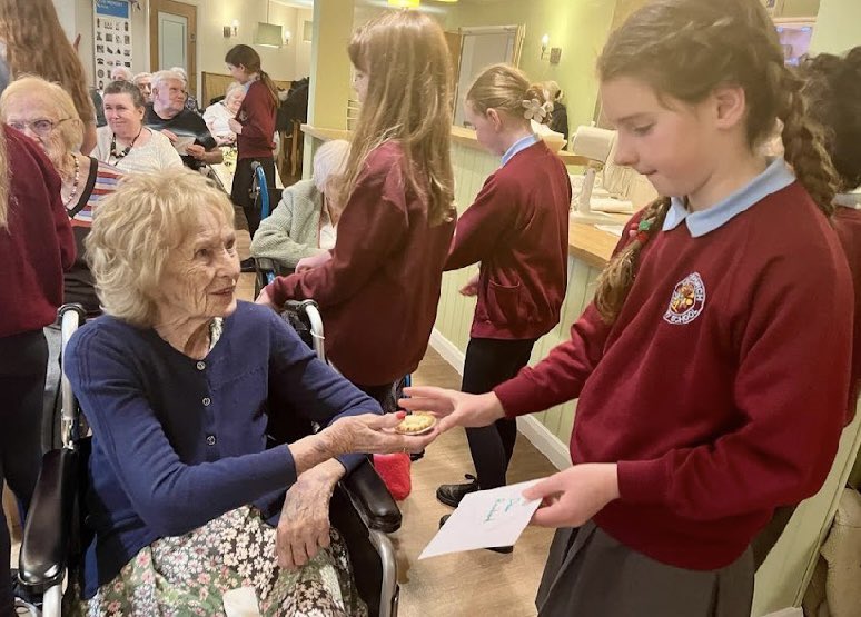 whitchurchprm's tweet image. Glee Club members were delighted to be able to return to Heol Don for a second time to perform for the residents. The Year 5/6 group sang four songs from next week’s Christmas Concert. 
We hope the residents liked their Christmas cards and mince pies! 🎄🎅🎄 #WPSExpressiveArts