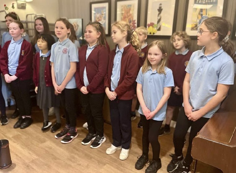 whitchurchprm's tweet image. Glee Club members were delighted to be able to return to Heol Don for a second time to perform for the residents. The Year 5/6 group sang four songs from next week’s Christmas Concert. 
We hope the residents liked their Christmas cards and mince pies! 🎄🎅🎄 #WPSExpressiveArts