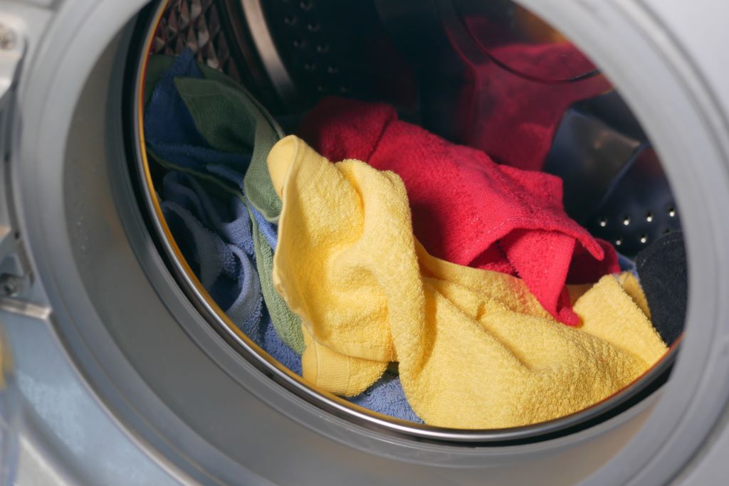 Eskom_SA's tweet photo. Ready to make a change for our planet? It all starts with being energy efficient! Only run your dishwasher and laundry machines when they're fully packed. And don't worry about those lightly soiled items, cold temperatures will easily eradicate that!  #SaveEnergy https://t.co/v2bcSuVJbz