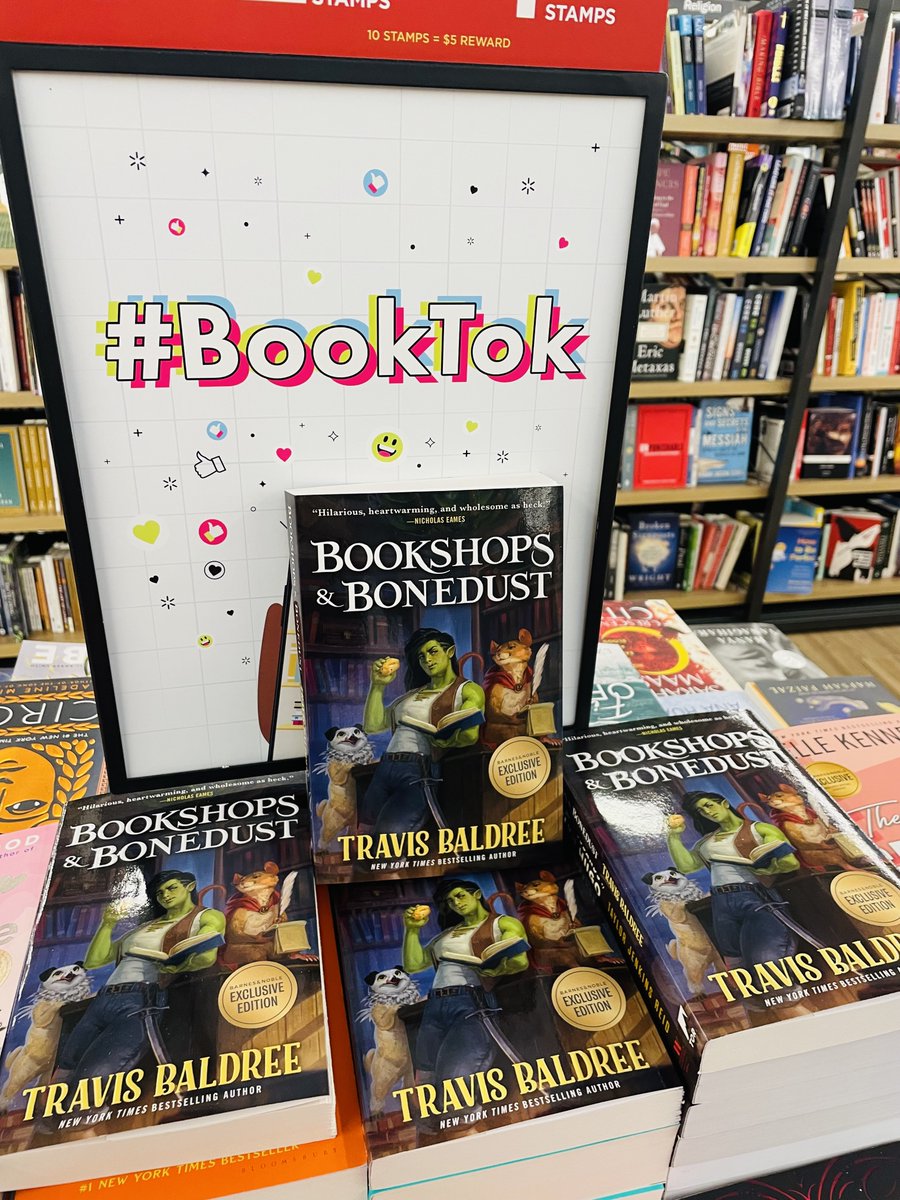 Happy Saturday, y'all! This weekend, we stopped by @bnWilmingtonDE to check out all the amazing books they had displayed, including #BookshopsandBonedust by @TravisBaldree 🥰 Have you grabbed your copy yet?