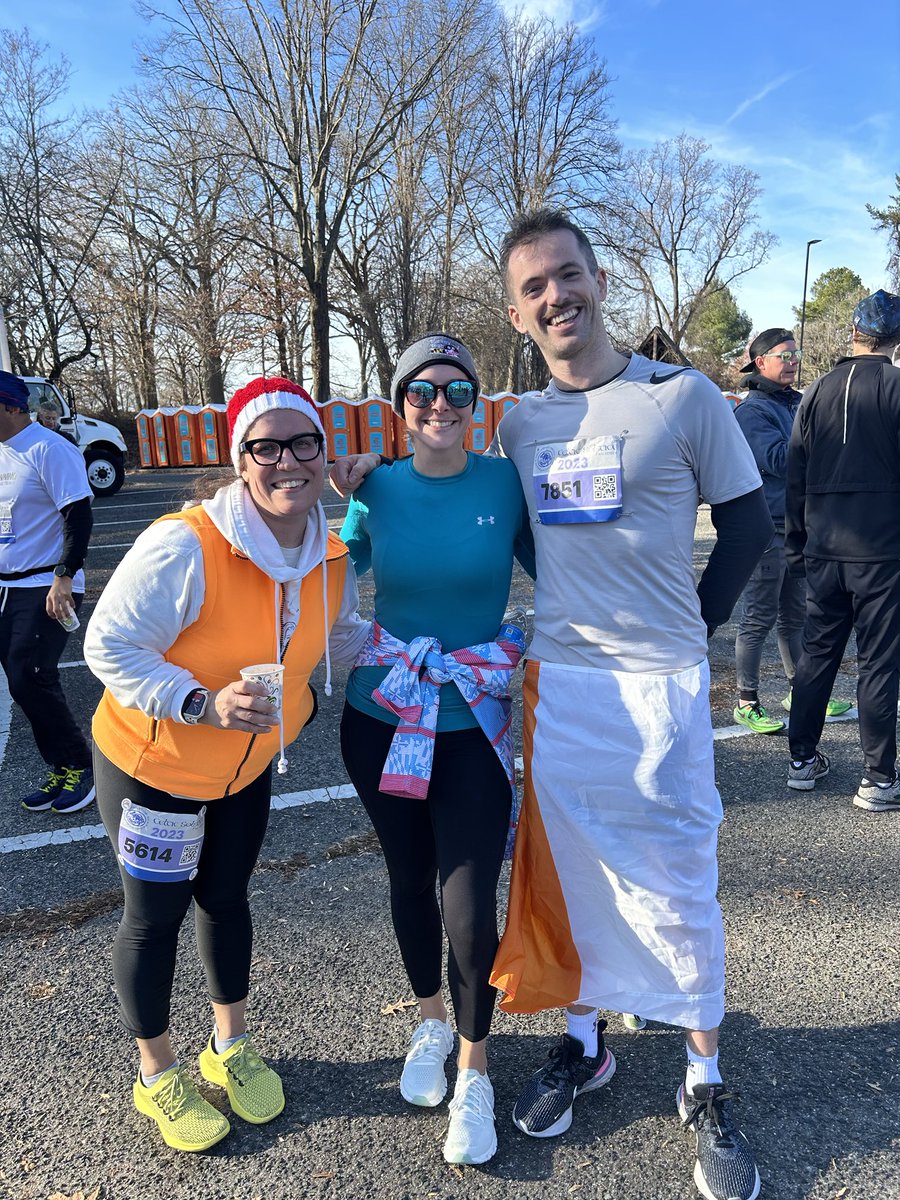 The ⁦@HopkinsThoracic⁩ team @ Celtic race Baltimore today! Our thoracic fellow ⁦@michaelconroy⁩ even brought an Irish flag!