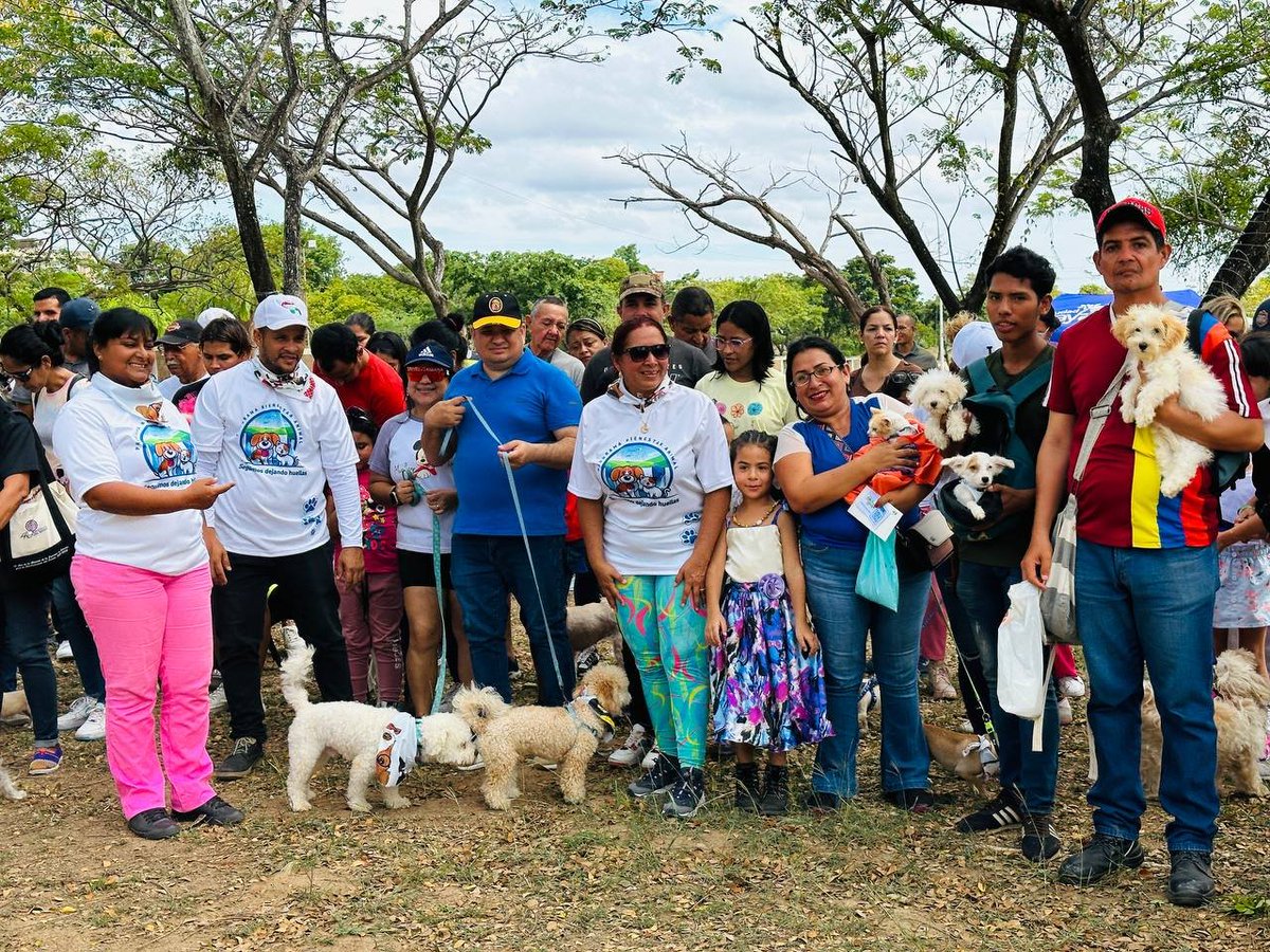 Los Concejales y Concejalas de la Patria, acompañaron a nuestro alcalde <a href="/OviedoPSUV/">Tito Oviedo</a> a la plaza Venezuela Bella del Paseo Caroní, donde se realizó el Segundo Campamento Animalista; El espacio de atención animal más grande de Ciudad Guayana.
<a href="/NicolasMaduro/">Nicolás Maduro</a>
#CosechandoPaz