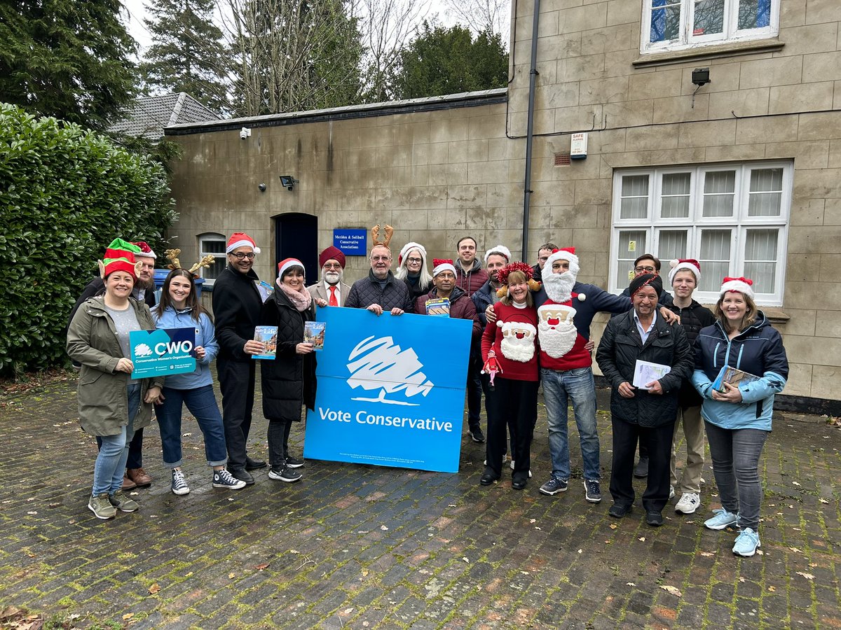 Festive Campaigning this morning across #Solihull delivering @andy4wm magazines @solboroughcons @AnnetteMackenz4 @bob_grinsell @PrishSharma1 @sardulmarwa @Mike4Silhill @JoshONyons Happy Christmas🎄🎅